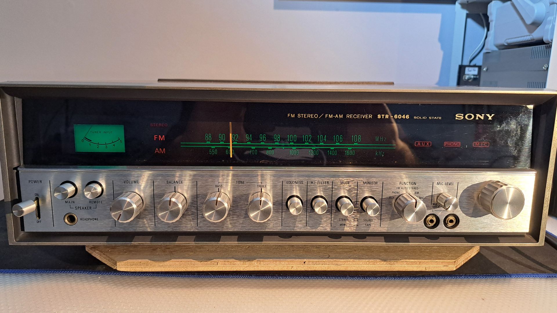 Exterior do Recetor Sony STR-6046