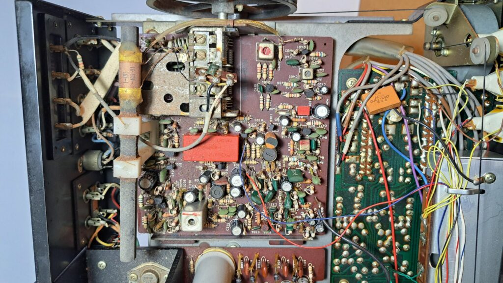 Interior do Recetor Sony STR-6046
