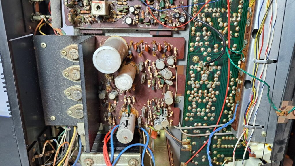 Interior do Recetor Sony STR-6046