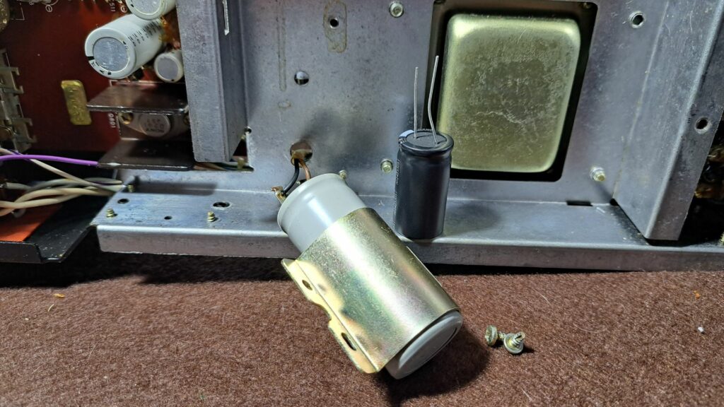 Substituição do condensador principal do Recetor Sony STR-6046