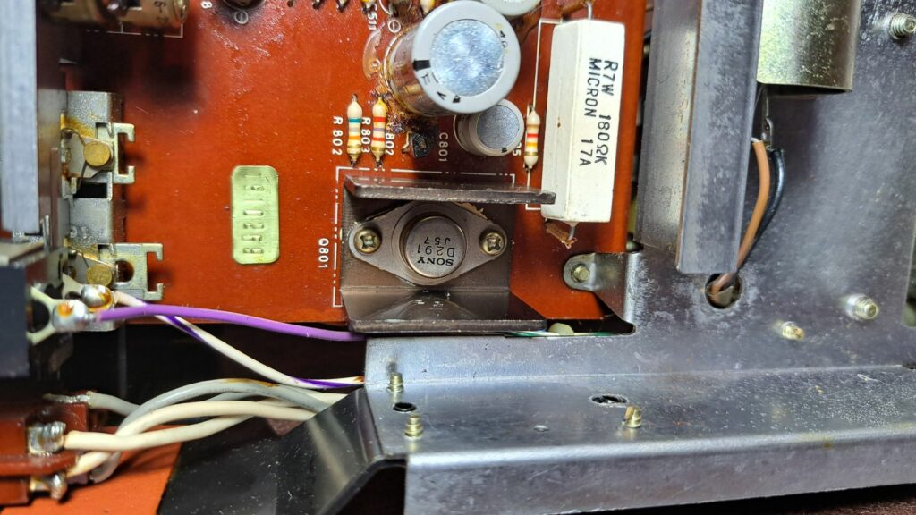Substituição do transístor de regulação do Recetor Sony STR-6046