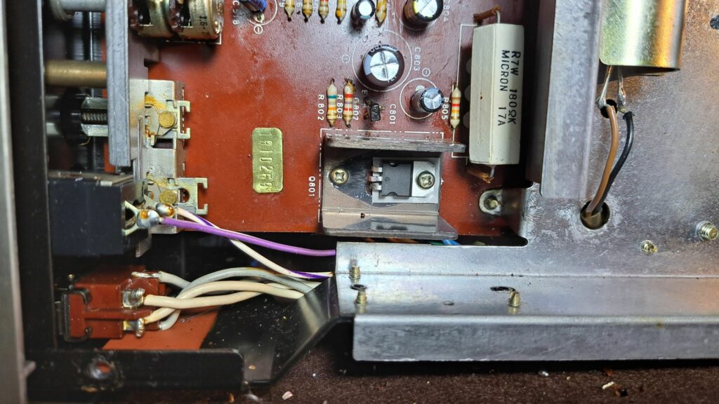 Substituição do transístor de regulação do Recetor Sony STR-6046