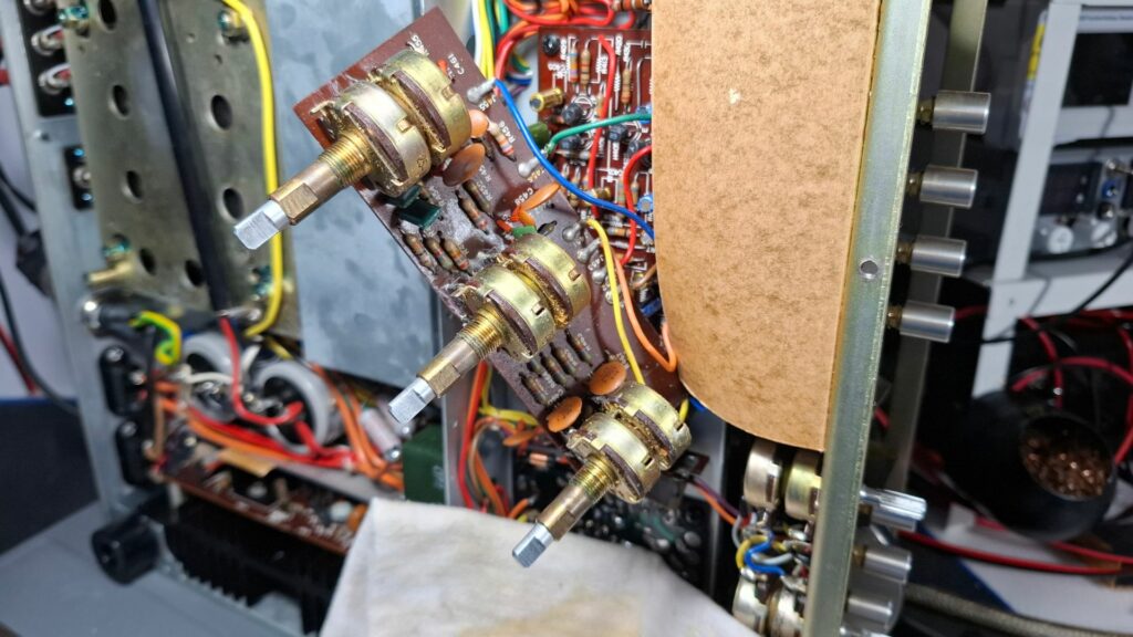 Limpeza potenciómetros do Recetor Marantz 2270