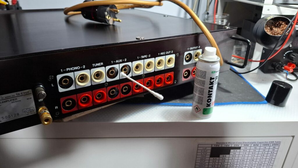 Limpeza das fichas RCA do Pré-amplificador Sony Esprit TA-E901