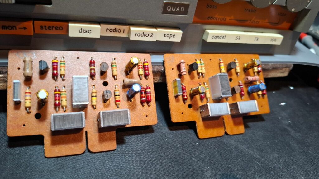 Condensadores Nichicon Gold do Pré-amplificador Quad 33