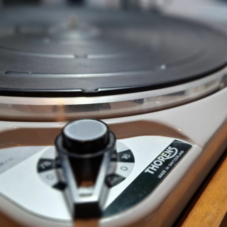 Exterior do gira-discos Thorens TD-124 II