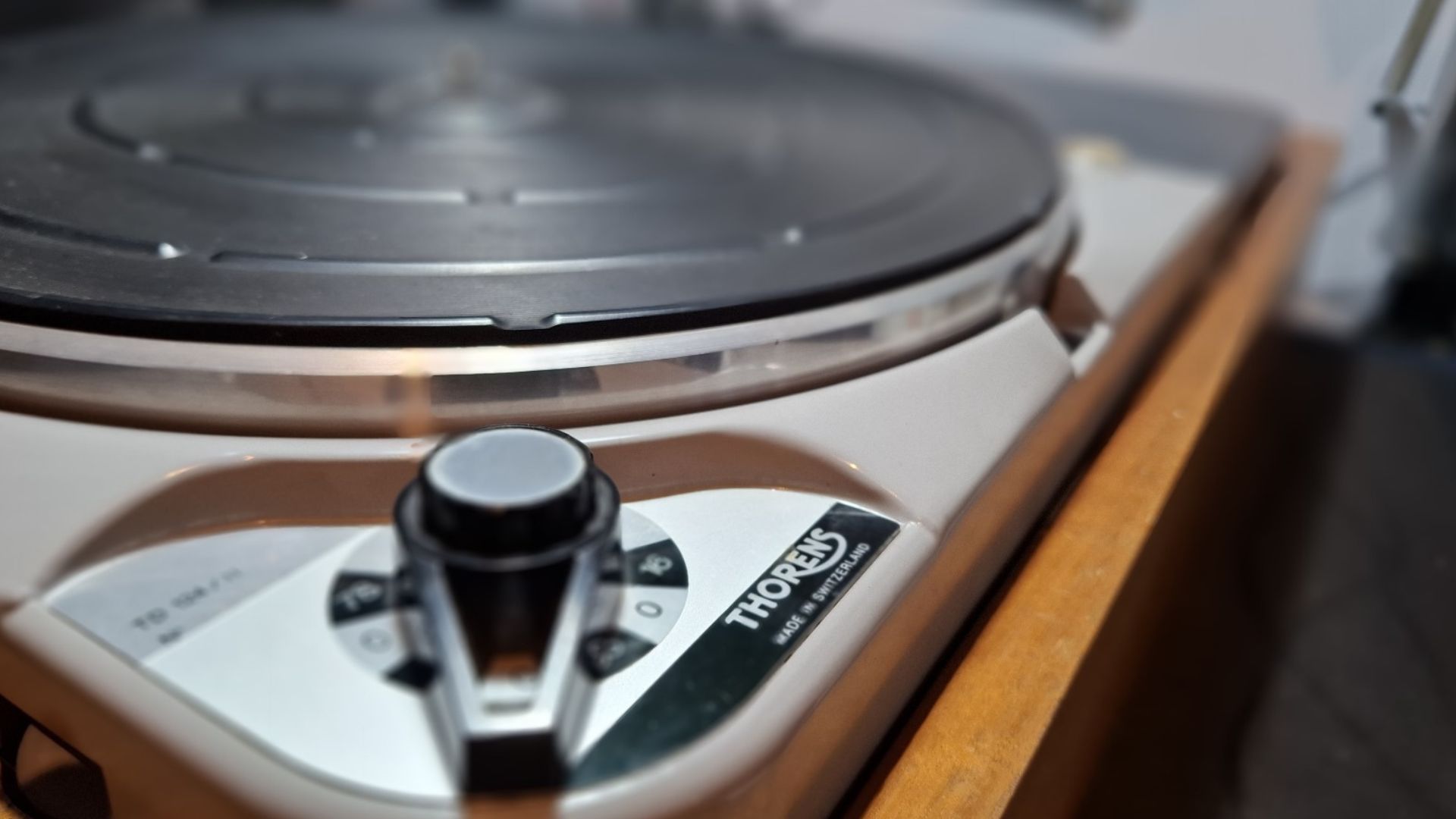 Exterior do gira-discos Thorens TD-124 II