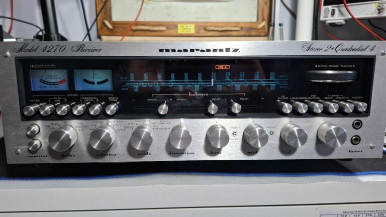 Recetor Marantz 4270 – Stereo 2 Quadradial numa bancada de trabalho