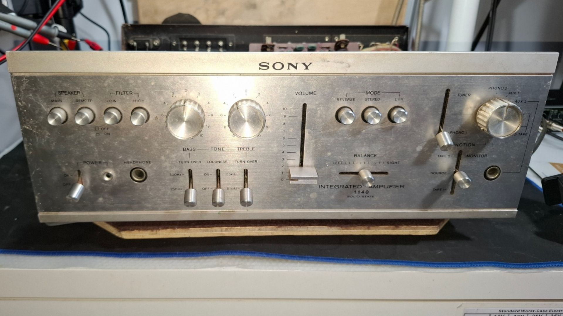 Amplificador Sony 1140 numa bancada de trabalho