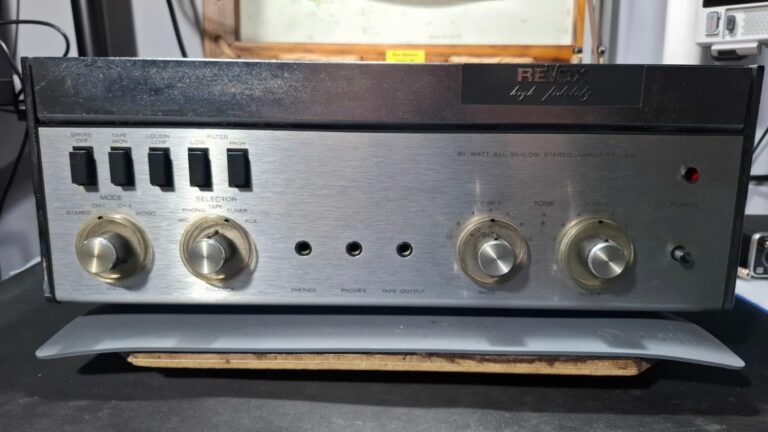Amplificador Revox A50 numa bancada de trabalho