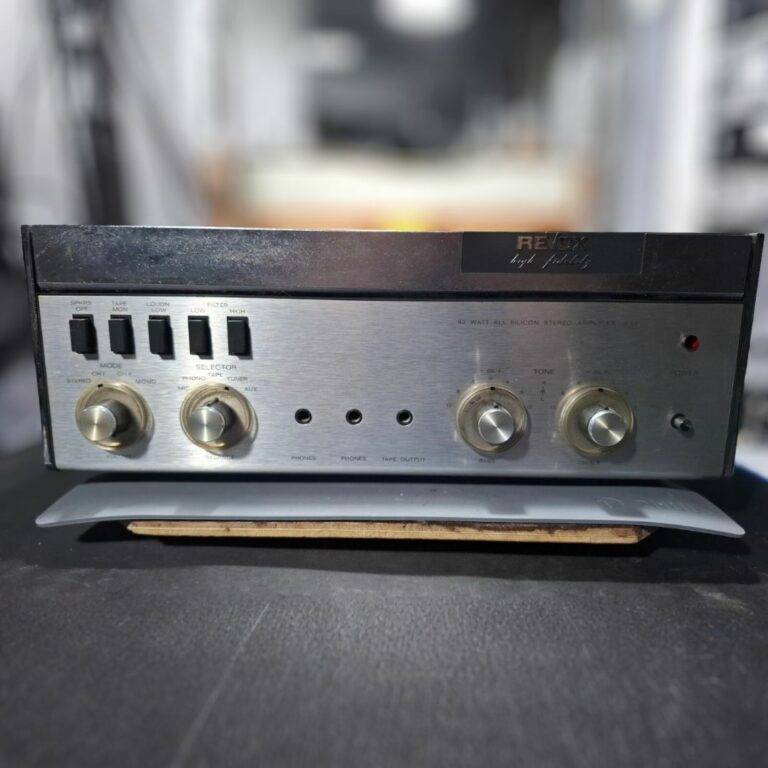 Amplificador Revox A50 numa bancada de trabalho