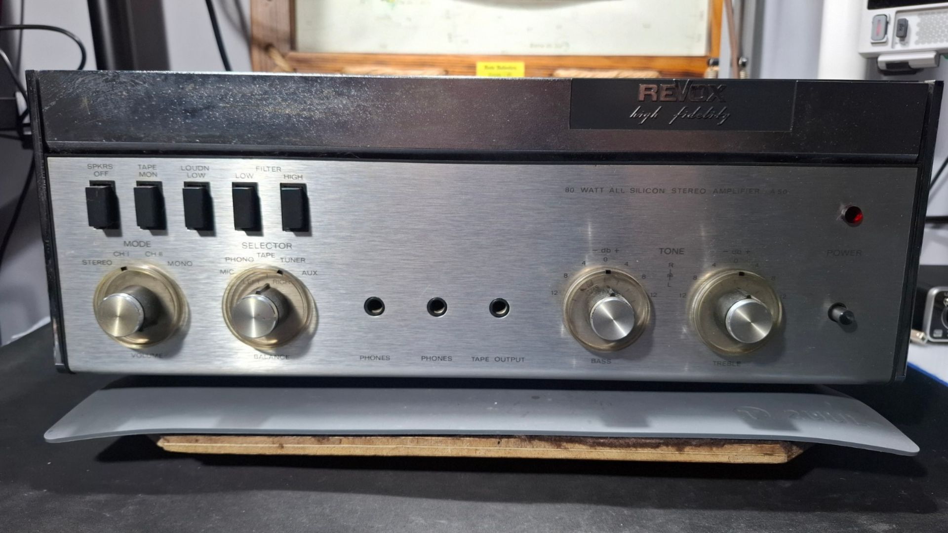 Amplificador Revox A50 numa bancada de trabalho