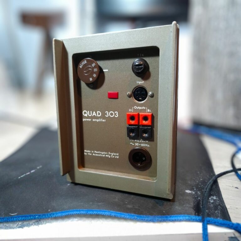 Amplificador Quad 303 numa bancada de trabalho