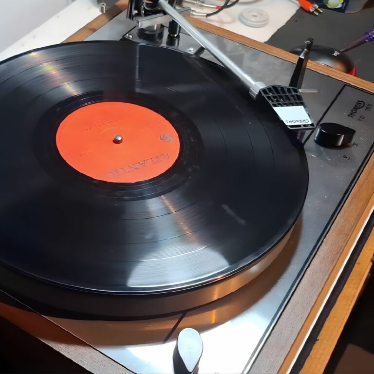 Gira-discos Thorens TD-165 numa bancada de trabalho