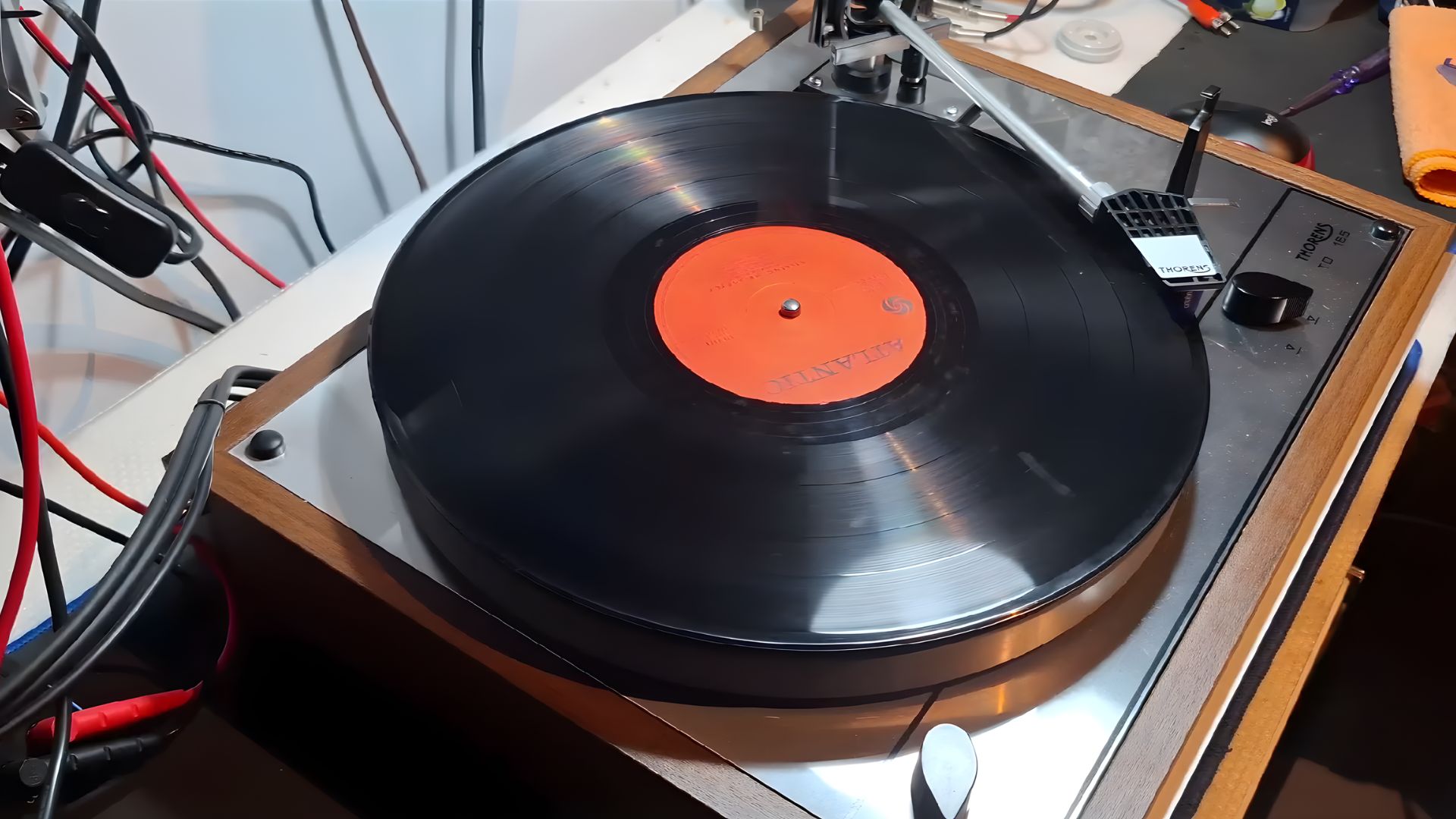 Gira-discos Thorens TD-165 numa bancada de trabalho