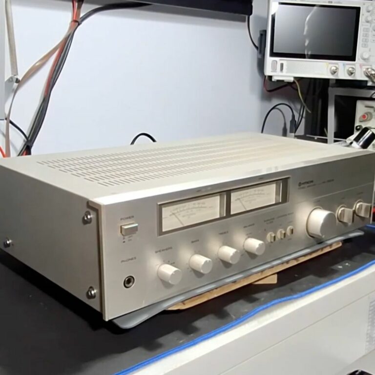 Amplificador Hitachi HA-2500M em cima de uma bancada de trabalho
