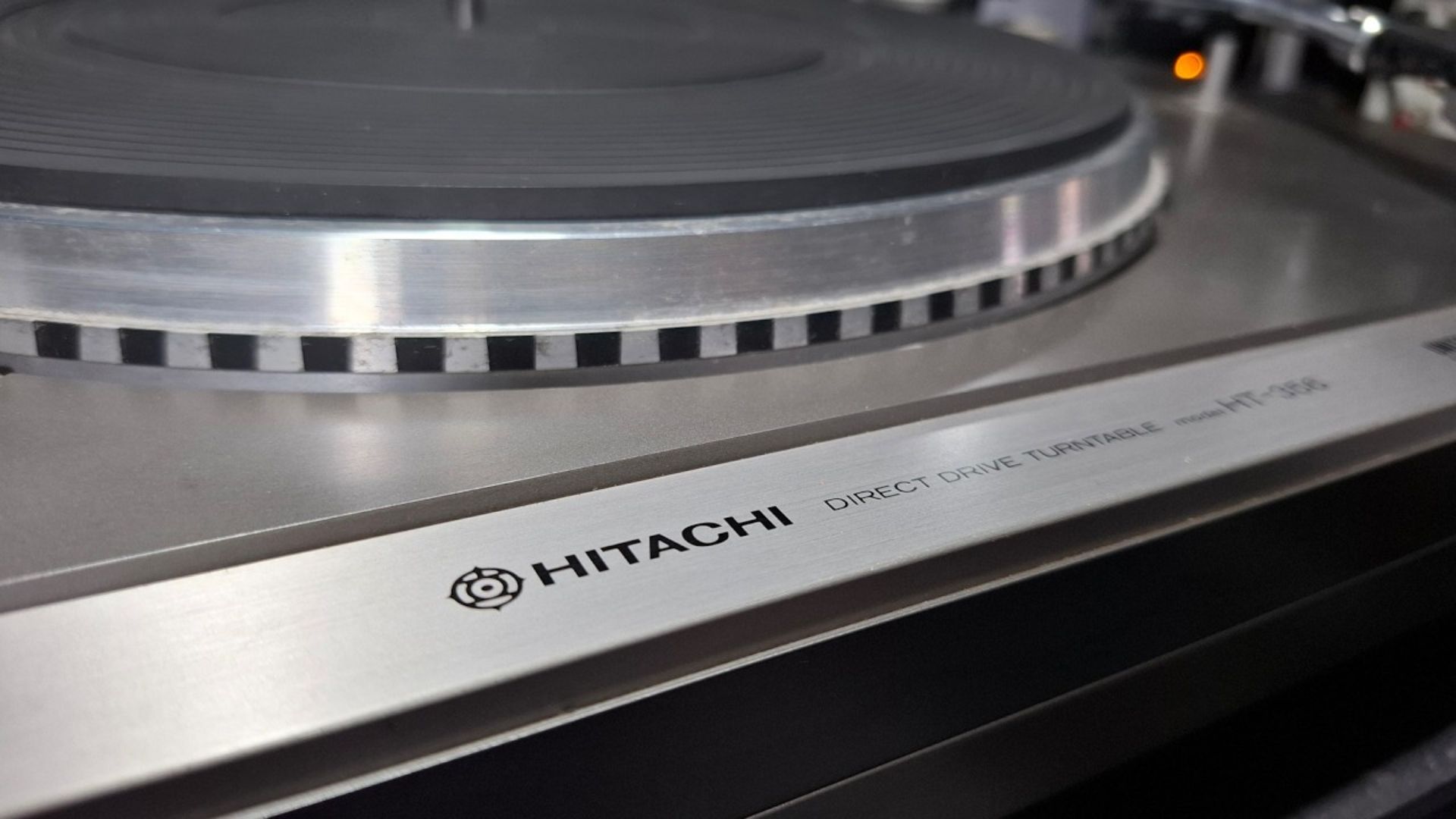 Gira-discos Hitachi HT-356 numa bancada