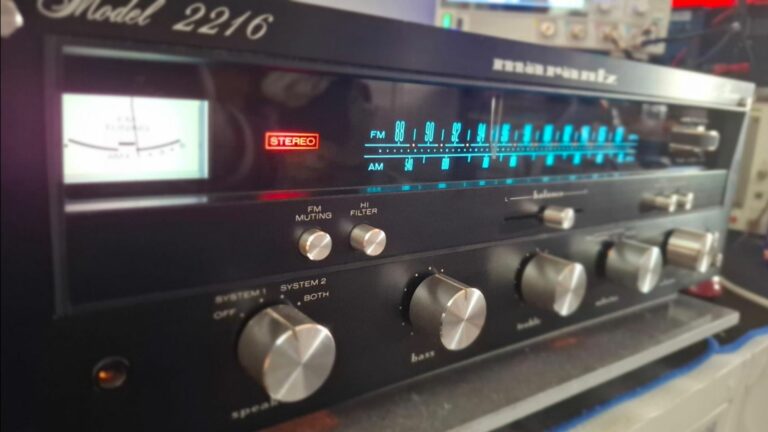 Marantz Model 2216 numa bancada de trabalho