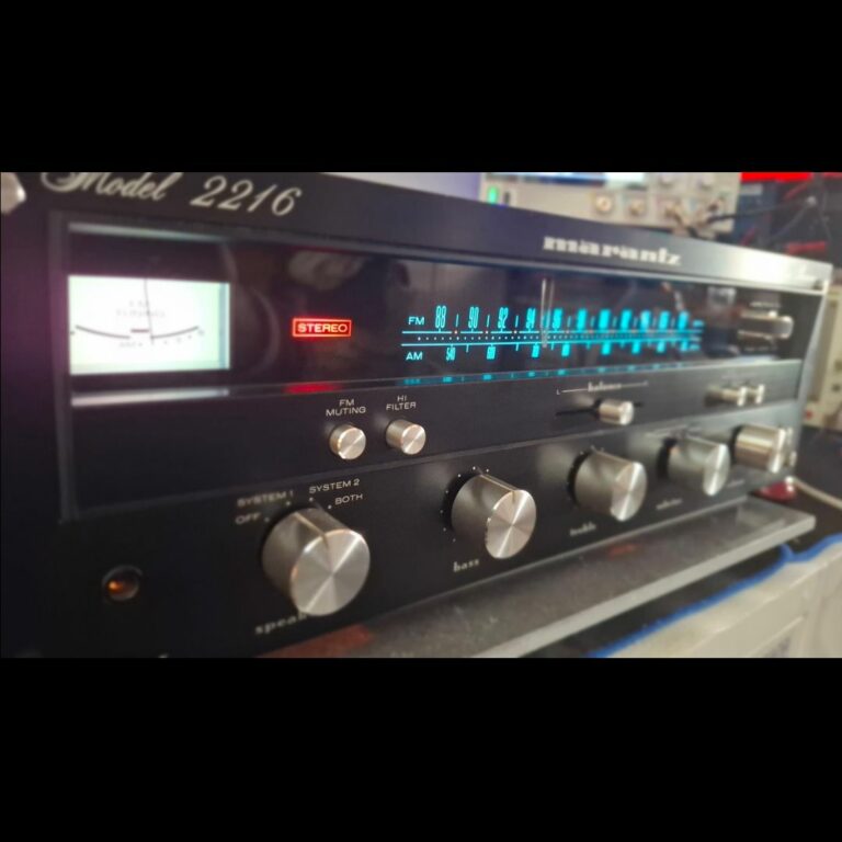 Marantz Model 2216 numa bancada de trabalho