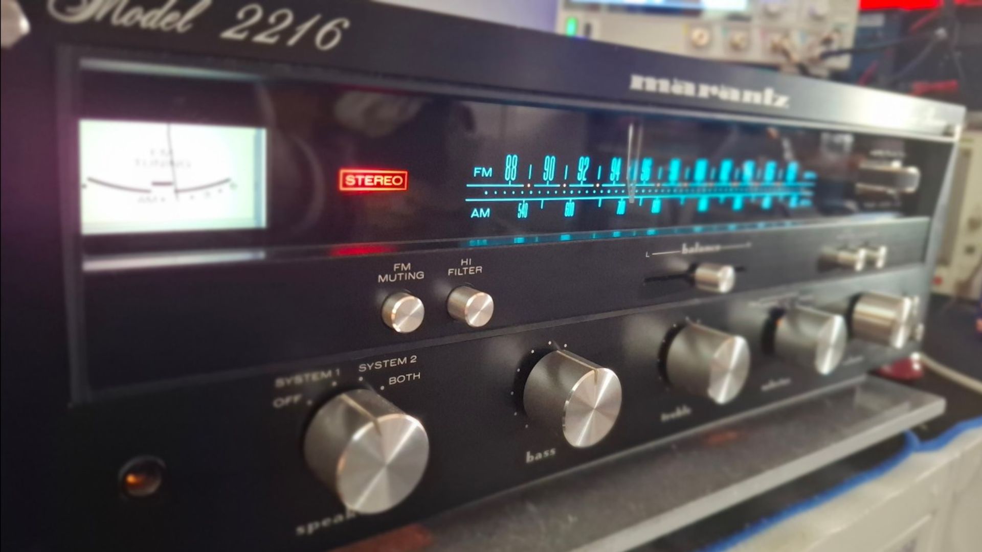 Marantz Model 2216 numa bancada de trabalho