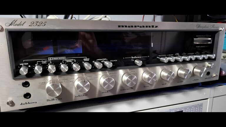 Recetor Marantz Model 2325 numa bancada de trabalho