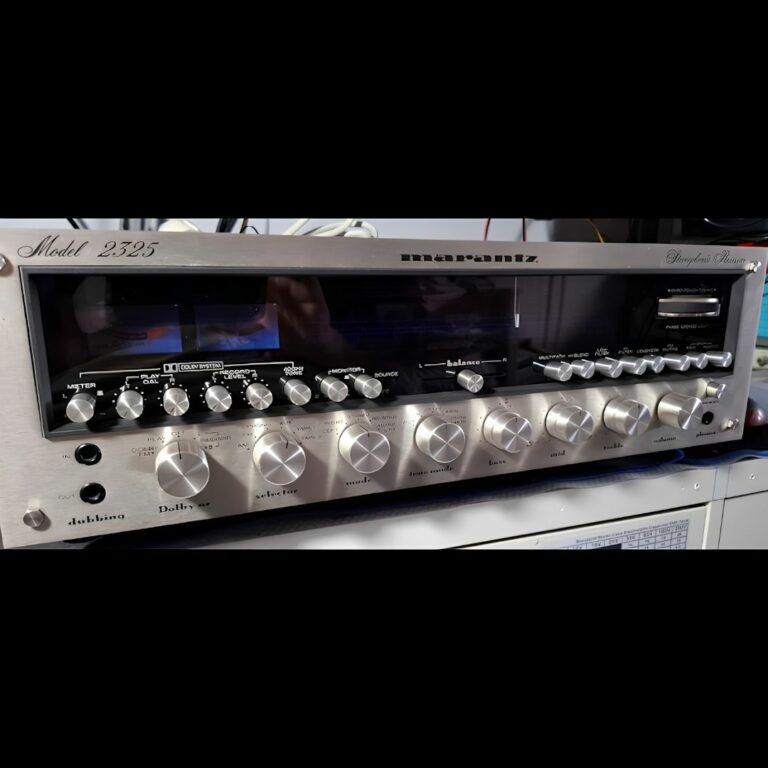 Recetor Marantz Model 2325 numa bancada de trabalho