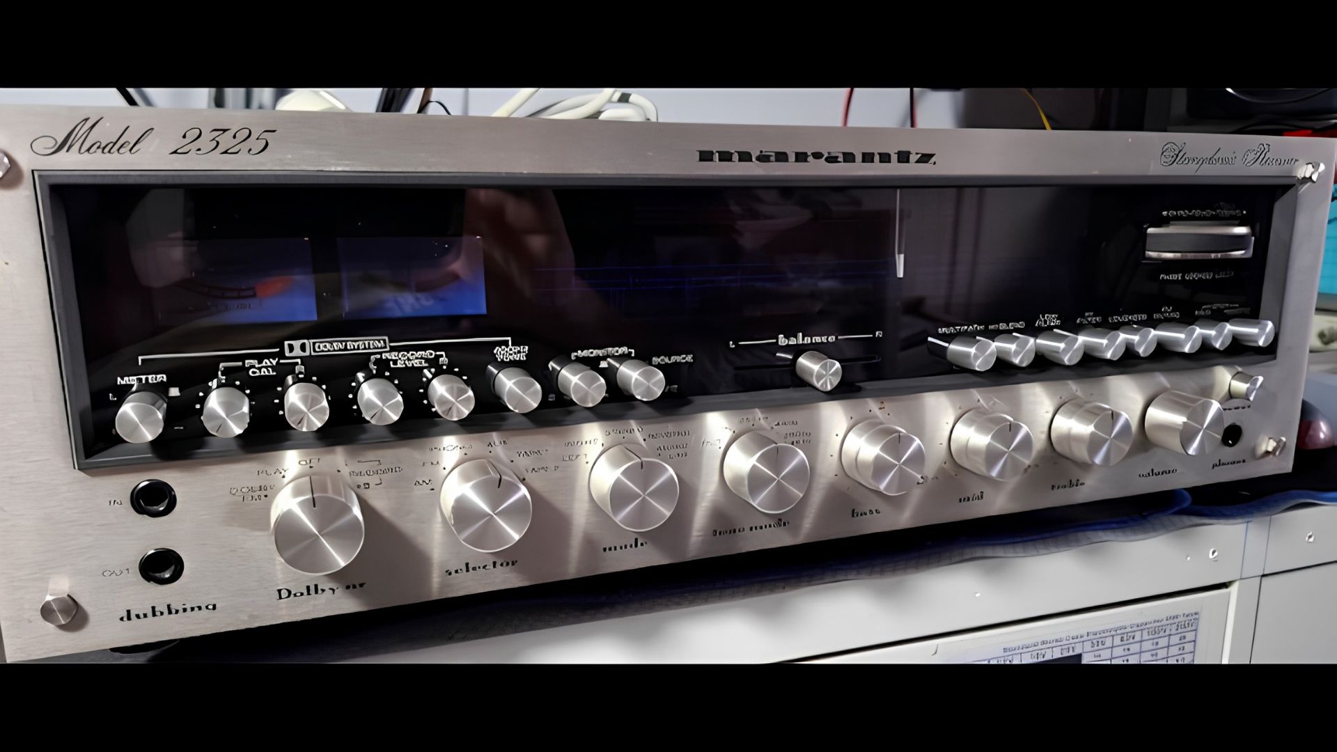 Recetor Marantz Model 2325 numa bancada de trabalho
